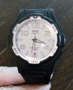 Q&Q Men's Quartz Watch Black Resin Band WR 10BAR Wristwatch New Battery - Picture 1 of 8