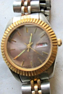 VINTAGE WORKING SHARP 367949 QUARTZ 25MM, TWO TONE, WR, DAY/DATE, NEW BATTERY - Picture 1 of 4