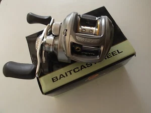 SC-54 Bass Pro Shops Pro Qualifier Baitcast Reel Right Hand Mulinello da Casting - Photo 1/8
