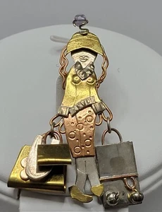 Adorable Broche de Metal Cobre Latón Color Plata Figura Dama Compras con Bolsas - Imagen 1 de 18