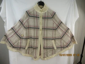 H H Gr. M/L 100% Acryl Neu ohne Etikett creme/beige große Knöpfe Cape Poncho Überwurf Mantel - Bild 1 von 23