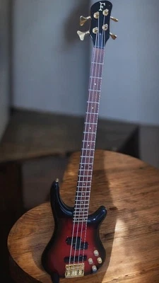 Bajo Fernandes SW75 con desgaste menor y reparaciones Foto 1 de 4