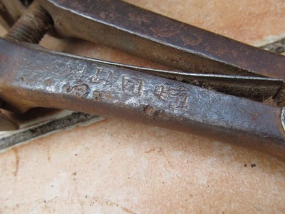 outil ancien art populaire petit etau a main marque - Photo 1/4
