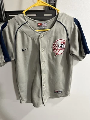 Camiseta Derek Jeter #2 New York Yankees -Youth M - Nike Team cinza/azul - Excelente estado usado - Imagem 1 de 4