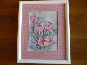 Punto croce JCA incorniciato PRIMAVERA IN ROSA di Sally Burrhus -Tulipani - 9 x 11 nuovo - Foto 1 di 4