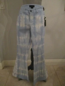 JEANS ERIC TAGLIA 2 BLU TIE DYE CON OCCHIELLI BORDO IN PIZZO GAMBA SVASATA PREZZO AL DETTAGLIO CONSIGLIATO DAL PRODUTTORE $128,00 - Foto 1 di 9