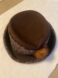 Nordstrom Vintage Wollmütze mit Leopardenmuster und Bommel – schickes Winteraccessoire - Bild 1 von 8