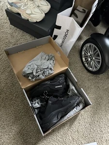 balenciaga - Picture 1 of 9