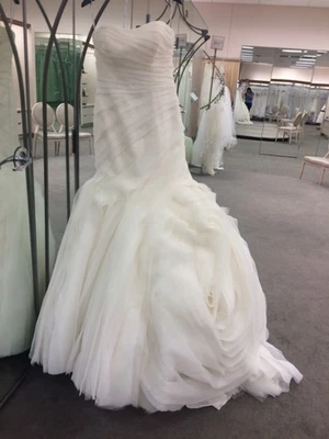Vestido trompeta Vera Wang sin tirantes, marfil Foto 1 de 4