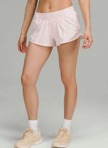 Batido corto de fresa Lululemon Hotty Hot tiro bajo forrado 2,5" talla 8 - Imagen 1 de 11