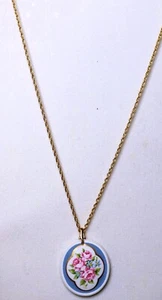 Ciondolo vintage porcellana ovale dipinto su catena corda tono oro 24” di Avon - Foto 1 di 7