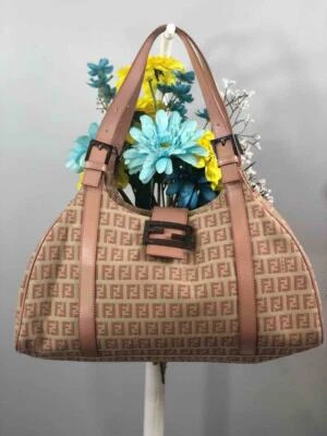 Me gustó nuevo ~ Bolso de hombro FENDI clásico rosa zucca beige lona adornos de cuero Foto 1 de 4