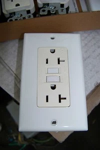 NIB LEVITON 8899-CPw SMART LOCK GFCI RECEPTACLES box of 5 white with plates - Picture 1 of 3