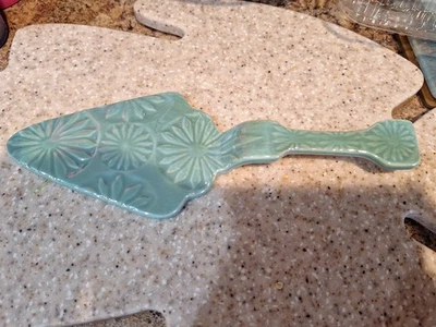 Linda Espátula Lapin Regency Verde Floral Cerámica Pastel Servidor Anthropologie Foto 1 de 4