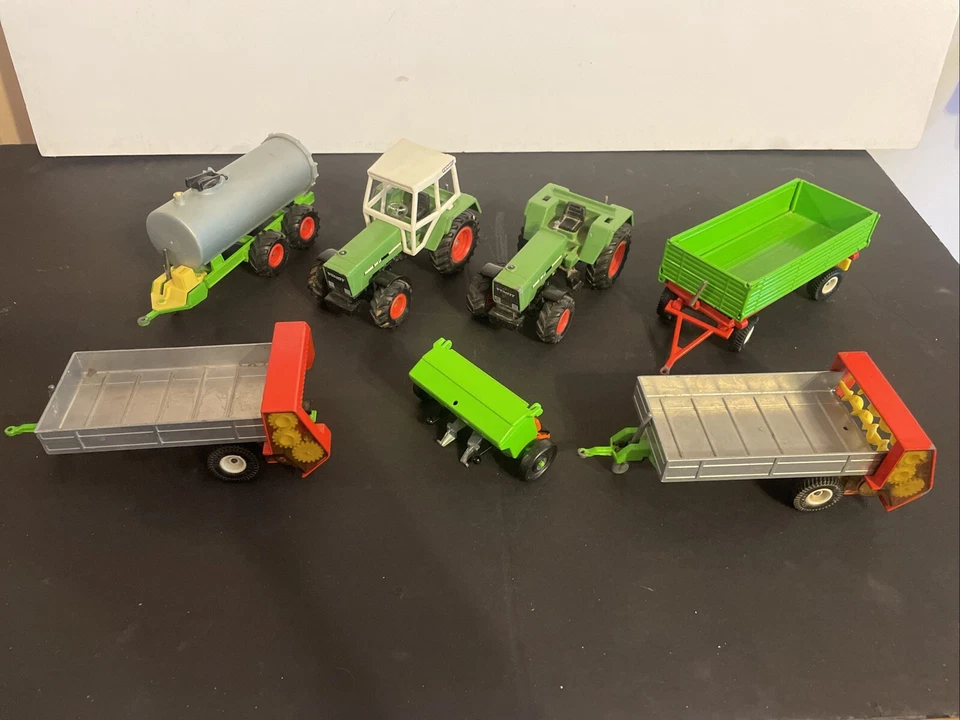 Lote de metal fundido a presión tractor Fendt Favorit con remolques Foto 1 de 4