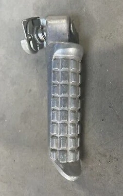 Задний правый ножной колышек Kawasaki Z250 SL Ninja 250sl 2015-2016 от оригинального производителя 34028-0335 - Изображение 1 из 4