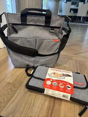 Nwt Skip Hop Signature Diaper Messenger Bag Gray Changing Pad Station Wristlet - Image 1 of 4