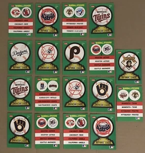 Lote de 18 calcomanías vintage de trofeo de equipo y logotipo doble de béisbol Fleer MLB de 1988 - Imagen 1 de 6