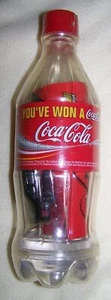 RARISSIMA BOTTIGLIA BANCA COCA-COLA SIGILLATA CON MINI-CAR NASCAR - Foto 1 di 3