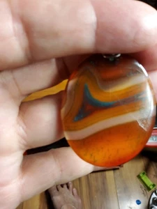 Colgante de piedra de ágata pulida con bandas - Remolino naranja y azul - Fianza de plata - Natura - Imagen 1 de 3