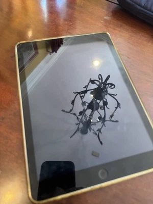 Apple iPad 5 5th Gen 32GB 9.7" A1822 (Max iOS 16.7.10) MP2H2LL/A Space Gray - Image 1 of 3