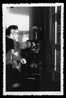 1971 - Mann heizt kleinen Kohle Ofen an - 1970er - Foto 6x9cm