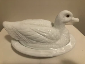 Plato cubierto de nido de pato sobre nido de vidrio de leche blanca Westmoreland 8"" de ancho como nuevo - Imagen 1 de 10