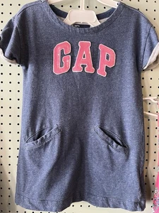 Vestido para niñas de Gap Denim Look talla S (6-7) precioso rosa lentejuelas, bolsillos - Imagen 1 de 5