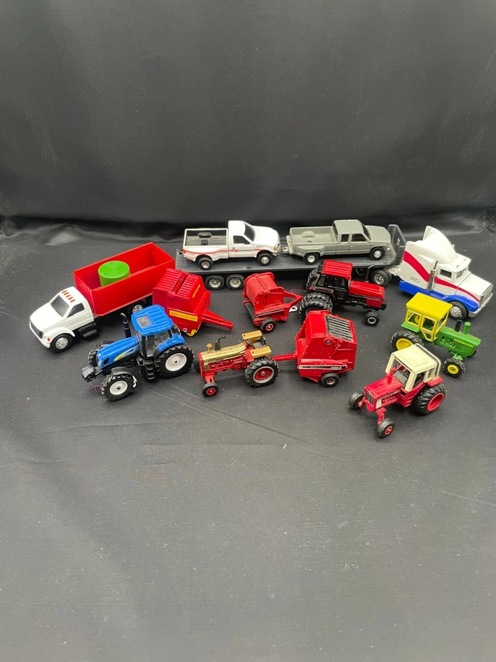 Lot Ertl 1:64 Tractors International Case New Holland John Deere Balers Truck - Image 1 of 4