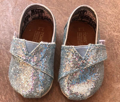✨ TOMS bebé/niña pequeña talla 2 brillo brillo, zapatos azul verdoso, correa elástica Foto 1 de 4
