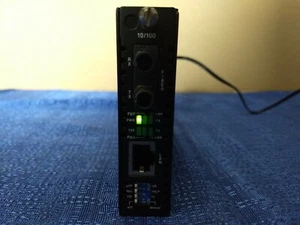 Startech 10/100 Mbps Ethernet vers Multi Mode ST Fiber Media Converter ET90110ST2 - Photo 1/9