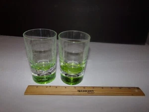 ZWEI TRINKGLÄSER AUS GLAS, FARBE IST HELLGRÜN HAT BLASEN IM BODEN - Bild 1 von 4