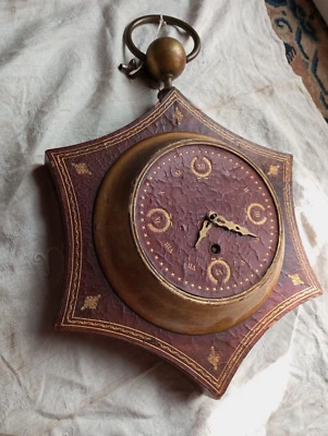 ancienne montre pendule Horloge murale décor en cuir empire Fonctionne. - Photo 1/4