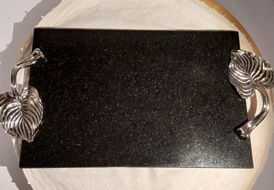 Bandeja rectangular de granito Michael Aram tablero de charcutería con asas de hojas de metal Foto 1 de 4