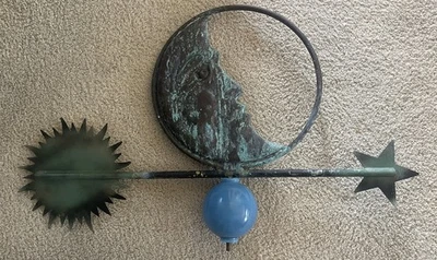 Antigua veleta celeste de cobre con bola de vidrio Foto 1 de 4