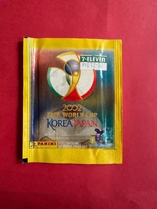 SEALED PACK BUSTINA SIGILLATA FIGURINE STICKERS CALCIATORI PANINI KOREA 2002 - Foto 1 di 2