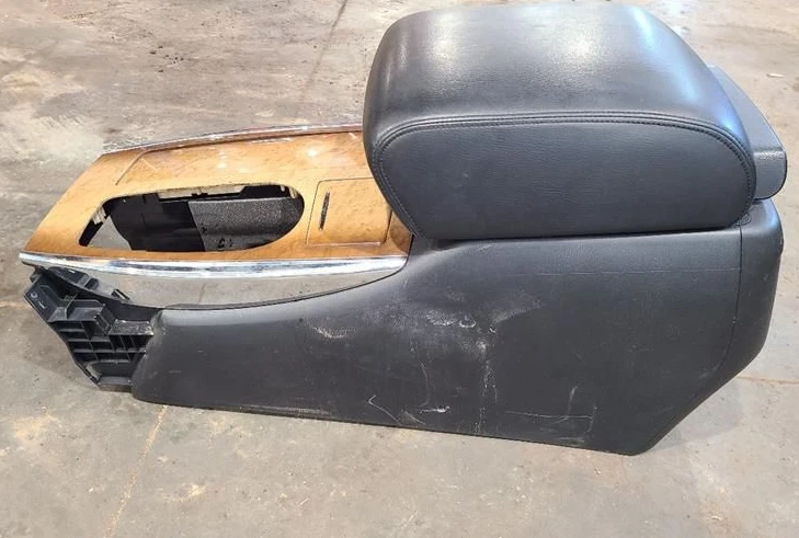 Infiniti QX56 2011-2013 consola central de piso con entretenimiento trasero negro Foto 1 de 4