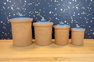 Juego de 4 Botes Terra Cotta Tapas Azules Cerámica Animales de Granja Hecho en Italia DEFECTUOSO - Imagen 1 de 17
