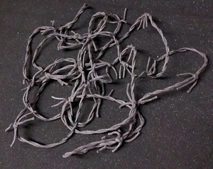 Halloween Prop Filo Spinato Vintage Grigio Arrugginito Corda di Plastica - Foto 1 di 1