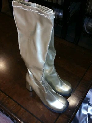 Dorado GoGo Bailarina Años 60 70 Hippie Disco Disfraz Botas hasta la Rodilla Todas las Tallas Foto 1 de 2
