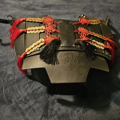 Armadura de hombro (Sode) estilo samurai hecha a mano – cuero negro con monedas Feng Shui Foto 1 de 4