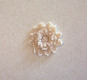 Delicado aplique de costura de flor de mamá de 3 capas crema de ganchillo pequeño - Imagen 1 de 2