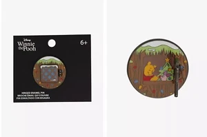 Pin esmaltado Loungefly Disney Winnie the Pooh Navidad vacaciones puerta ventana con bisagras - Imagen 1 de 3