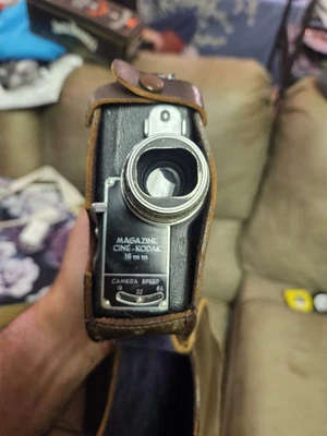 Cámara de película Cine-Kodak 16 mm revista vintage años 30 con estuche - Modelo A funciona Foto 1 de 4