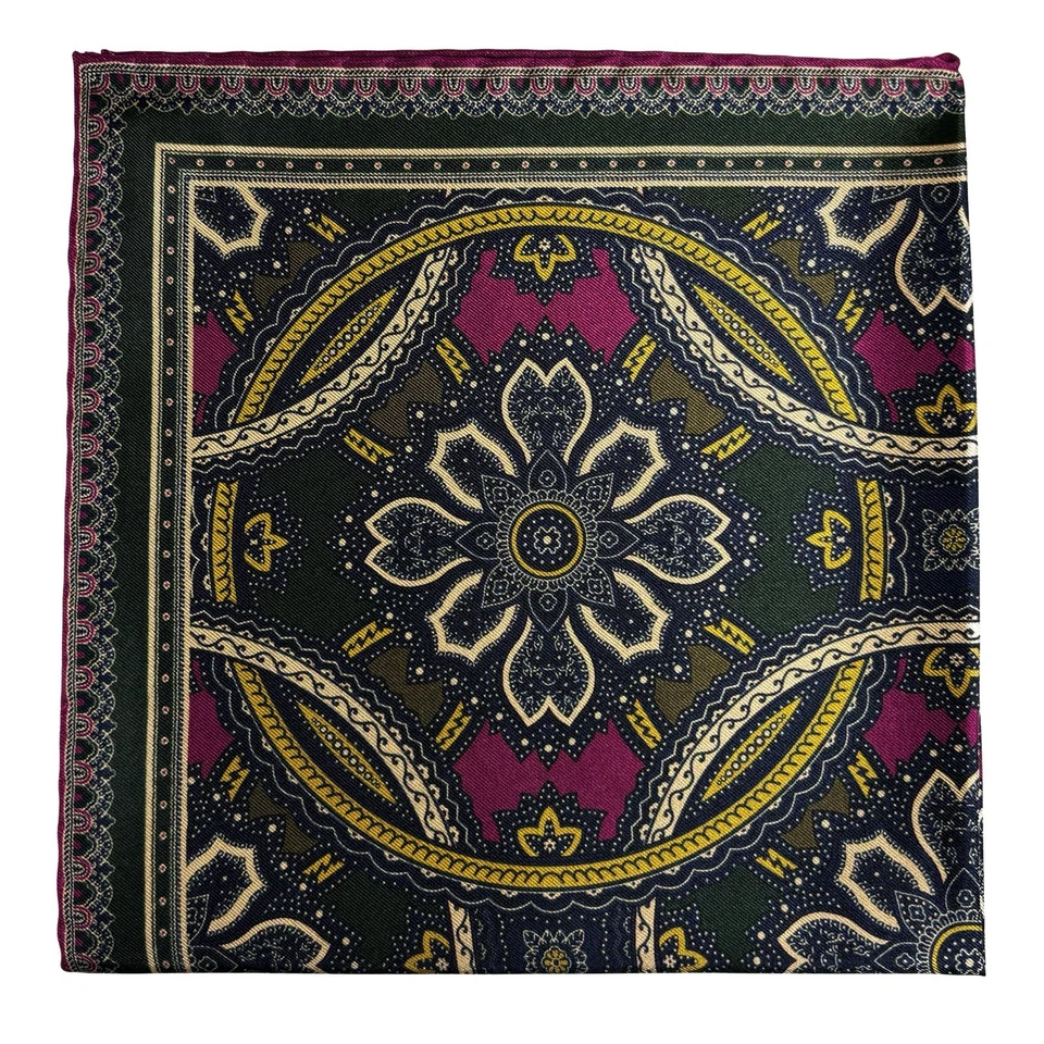 Cuadrado de bolsillo de seda medallón verde bosque y púrpura (enrollado a mano en Inglaterra) Foto 1 de 4