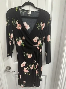 Schwarzes Wickelkleid Größe 8 von Anne Klein mit Blumenmuster - Bild 1 von 6