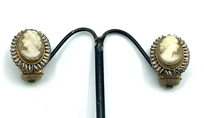 20er 30er Jahre Ohrclips mit Muschelgemme Gemme Cameo Handarbeit Messing Korpus - Bild 1 von 4