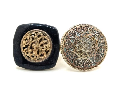 Anillo de cóctel cuadrado negro con pergamino dorado Monet de colección 8 y medallón sin marca 8,75 Foto 1 de 4