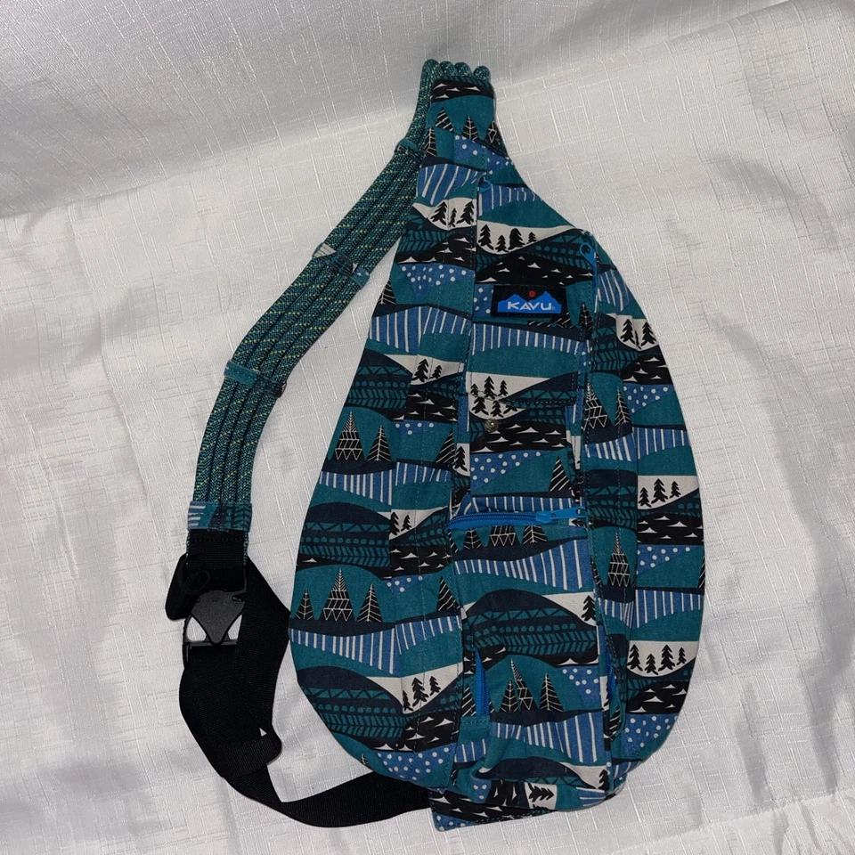 Bolso Bandolera Kavu "Winterscape" Cuerda Azul Verde Montañas Árboles Foto 1 de 4