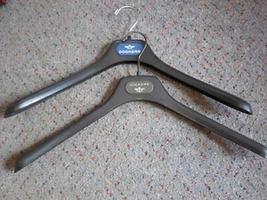 Los 2 Dockers Heavy Duty gebogene Kunststoff Anzug Kleiderbügel Kleidung Schwarzer Kleiderbügel - Bild 1 von 6